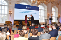 Josef Kratochvíl, President of the IPO CZ, concludes the conference and presents a bouquet to moderator M. Hergetová